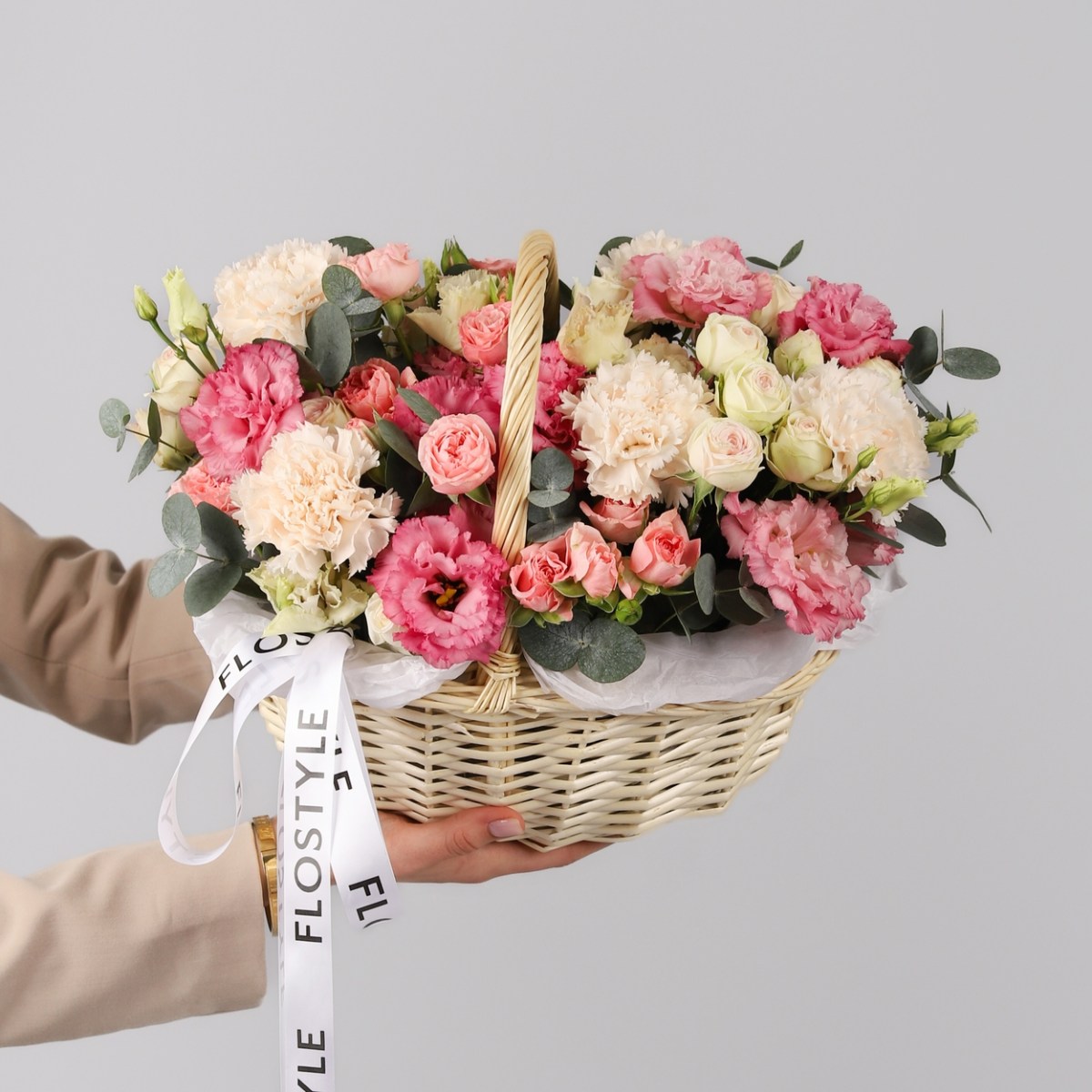 korzina nezhnaya iz kustovyh roz i eustomy 6